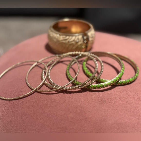 Elegant Gold and Green Bangle Set (7 pcs) - Picture 2 of 6